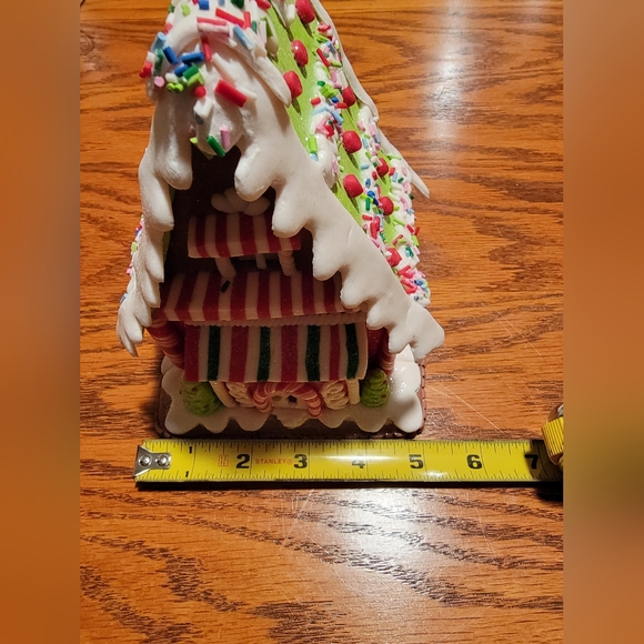 New in Box- Light Up-Led Tabletop Gingerbread Junction House by Kirk S. Alder - Picture 9 of 12